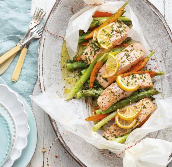 Lach und Spargel auf Teller