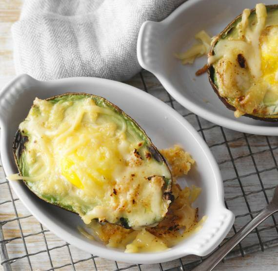 Überbackene Avocadohälften in einer Porzellanform