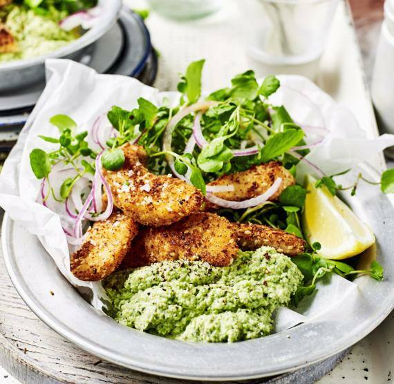 Fischstäbchen mit Bohnen-Püree auf zwei Tellern