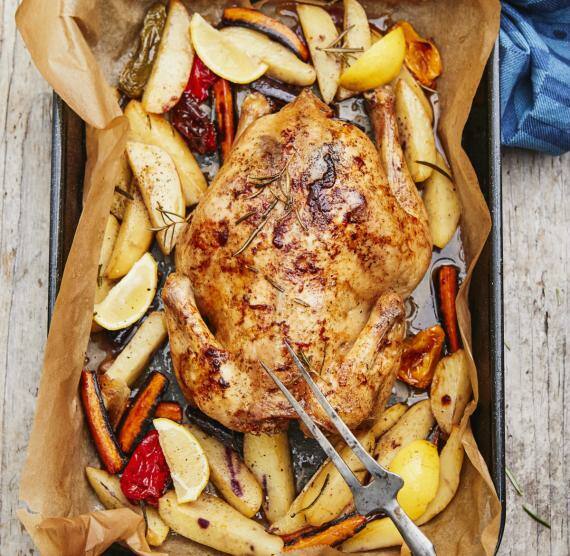 Ganzes Hähnchen mit Kartoffeln und Paprika auf Backblech
