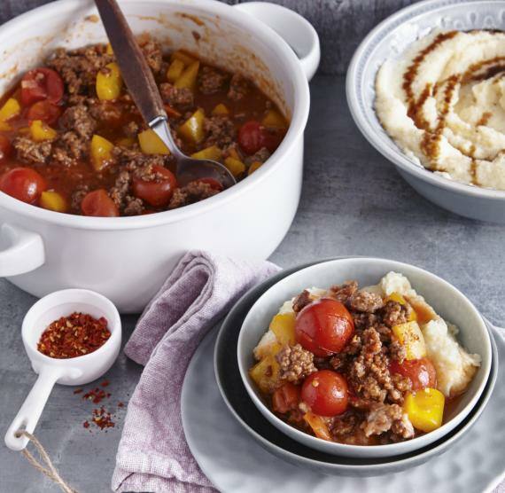Schnelles Chili mit Blumenkohlpüree in einem weißen Topd und angerichtet im Teller