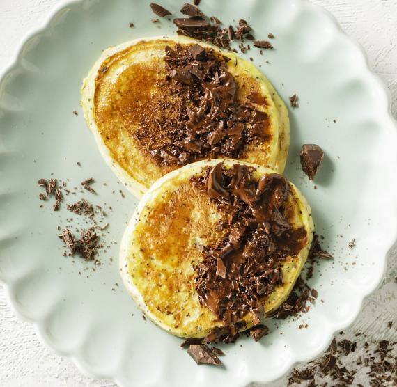 Pancakes auf Teller mit Fruchtsalat