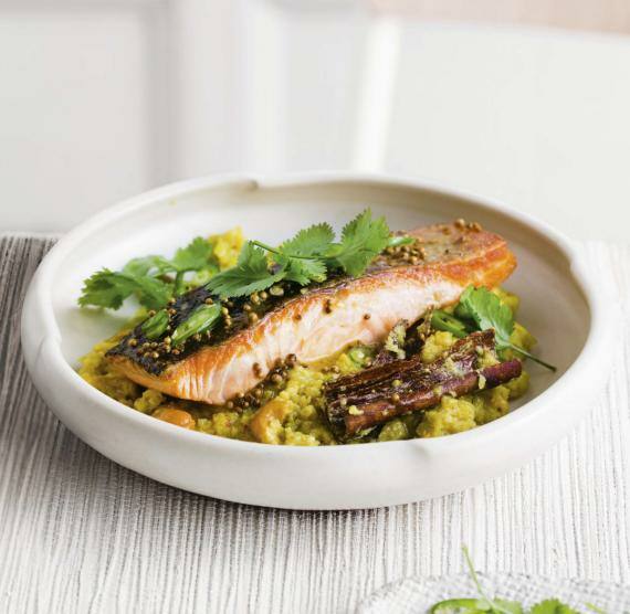 Gebratener Lachs mit Kokos-Blumenkohlreis in einer Schüssel