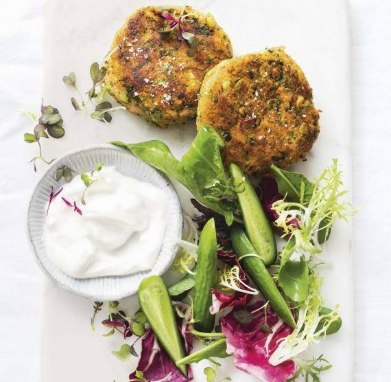 Lachsfrikadellen mit Quinoa und Joghurtdip auf einem weißen Brett