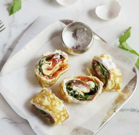 Omelett-Röllchen auf einem Teller