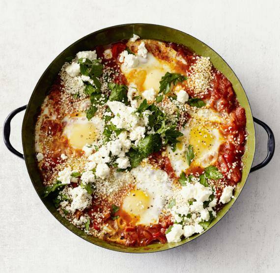 Shakshuka mit Sesam in einer Pfanne