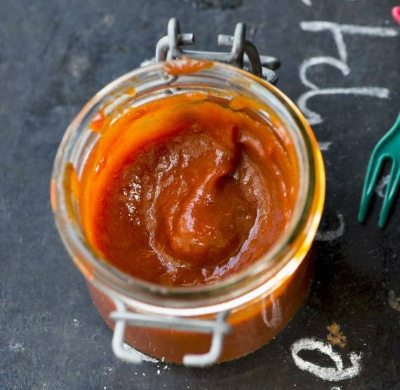 Ketchup in einem Glas mit Bügel