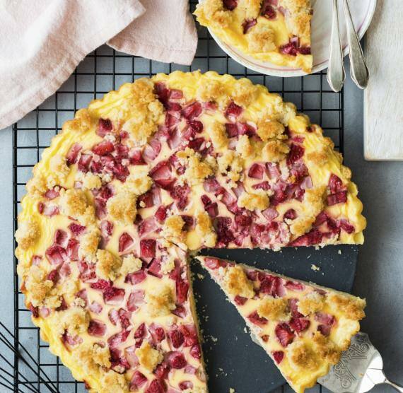 Erdbeerkuchen auf einer Platte