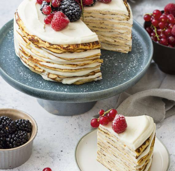 Torte aus Crepes und Creme auf einem Teller