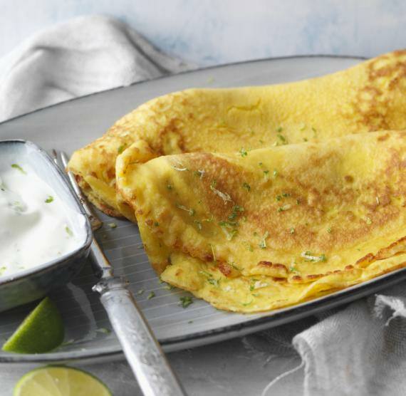 Crêpes mit Dip auf einem Teller