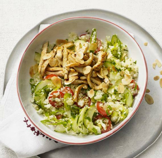 Gemüsegericht in einer Schüssel mit Hähnchen