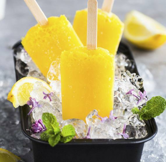 Eis am Stiel in einem Behälter voll Eiswürfel