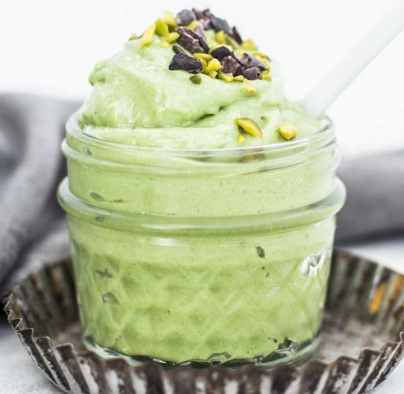 Nicecream mit Avocado in Glas