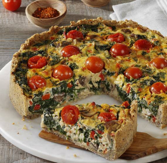 Quiche auf einem Holzteller