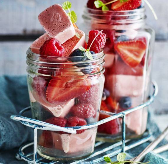 Eiswürfel und Beeren in einem Glas