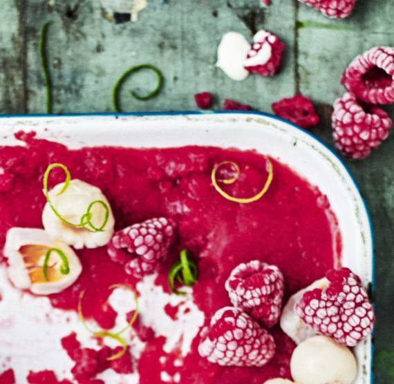 Himbeer-Granita in einer Form