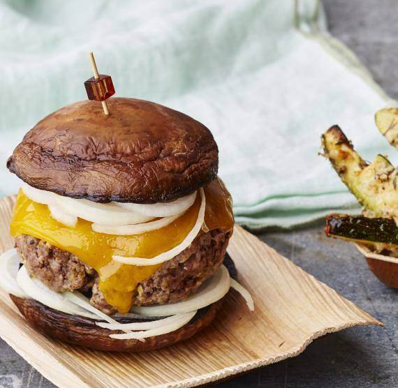 Burger und Pommes auf einem Tisch