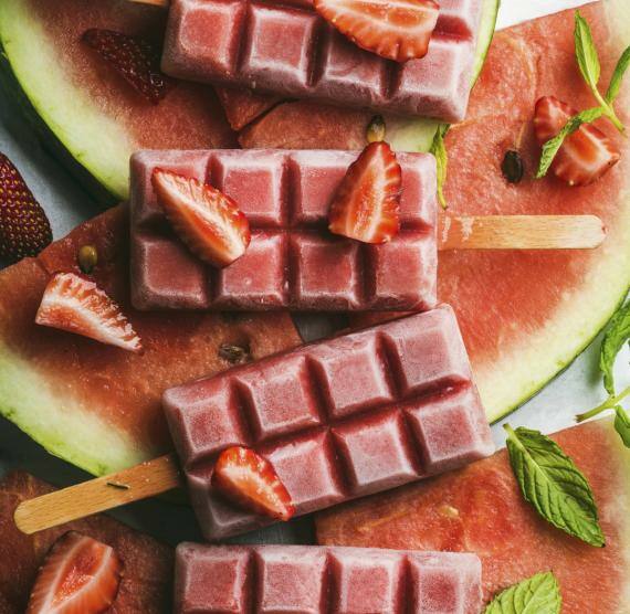 Eis am Stiel aus Wassermelone