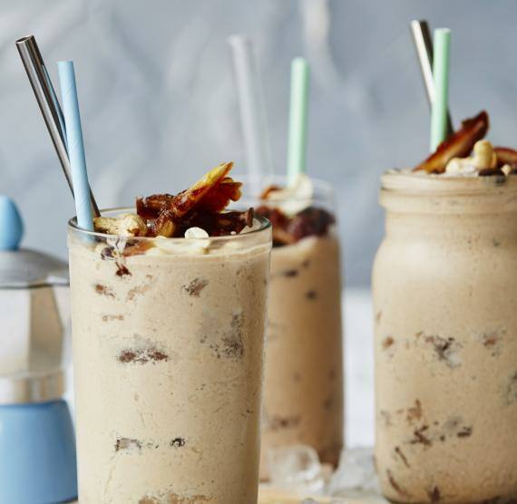 Cashew-Eiskaffee in drei Gläsern