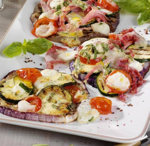 Überbackene Auberginen auf einem Teller