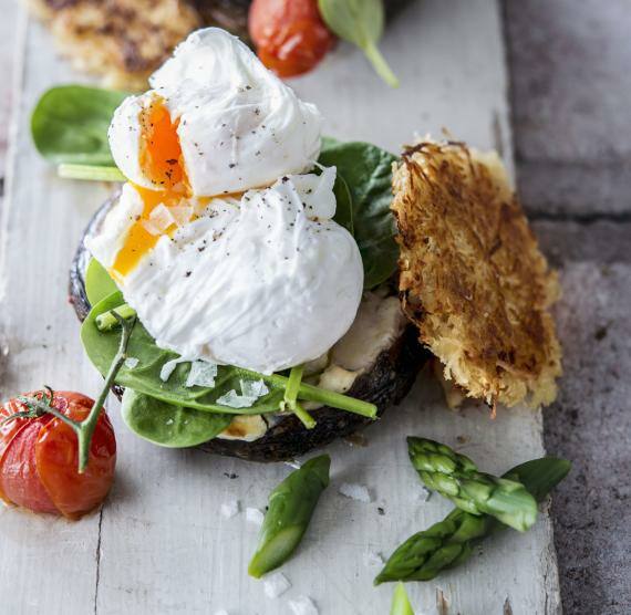 Pochiertes Ei auf Rösti auf einem Teller