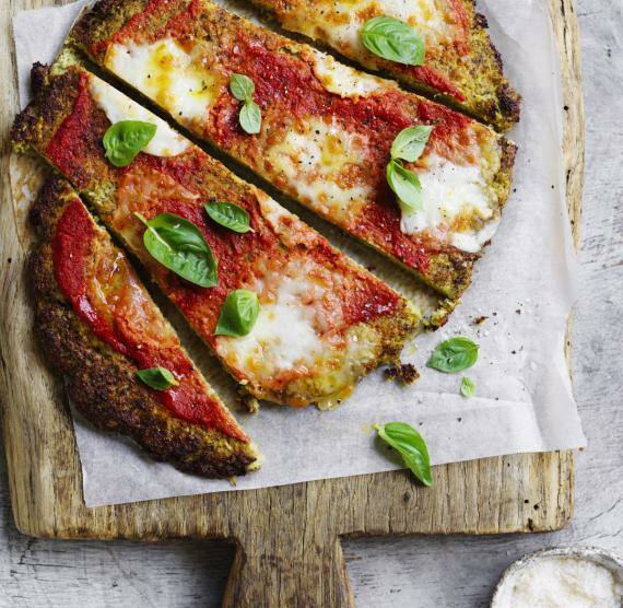 Pizza Margherita auf einem Brett