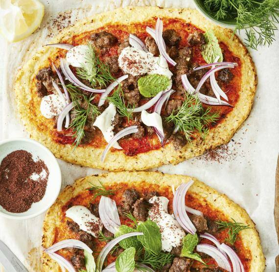 Pizza auf einem Holzbrett