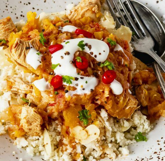 Hähnchengericht in einem tiefen Teller