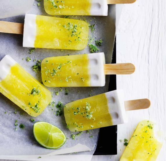 Limetten-Kokoseis auf Tablett