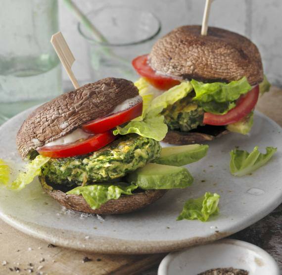 Zwei vegetarische Burger auf einem Teller