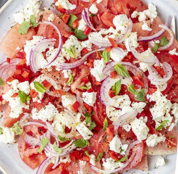 Wassermelonensalat auf einem Teller