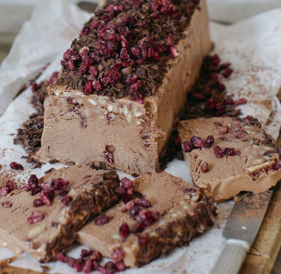 Parfait auf einem Holzbrett