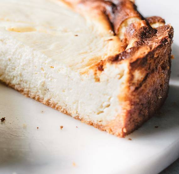 Low Carb Käsekuchen auf einer Kuchenplatte