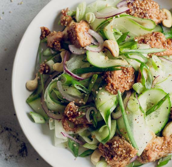 Sesam-Hähnchen mit Gurkensalat in einer Schüssel