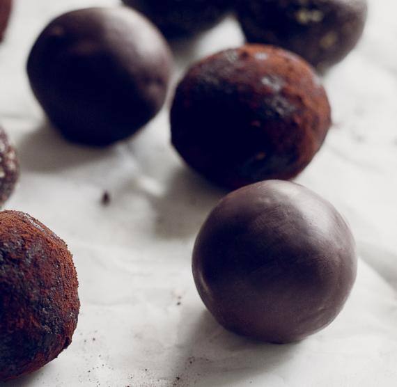 Low Carb Snickers Balls auf Backpapier