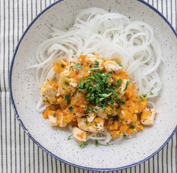 Rettichnudeln mit Lachsbolognese in einer hellen Schüssel