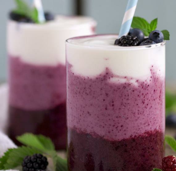 Zwei Gläser mit Smoothies und Stohhalmen