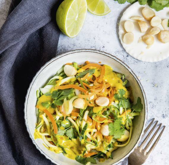 Thai Nudelsalat in einer Schüssel