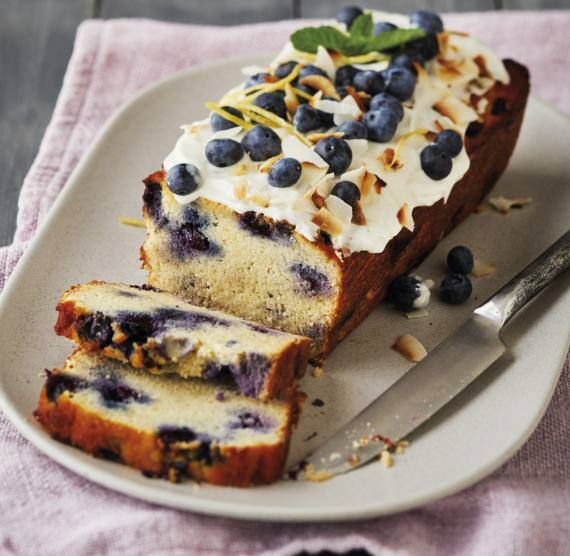 Kuchen mit Beeren auf einem Teller und rosa Tischdecke