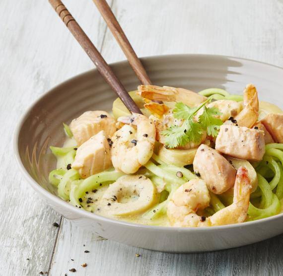 Lachs und Garnelen Pfanne in Schüssel mit Stäbchen