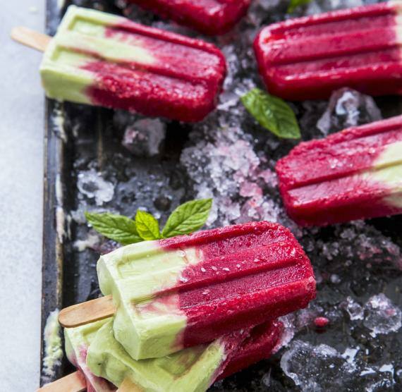 Eis am Stiel in einer Form