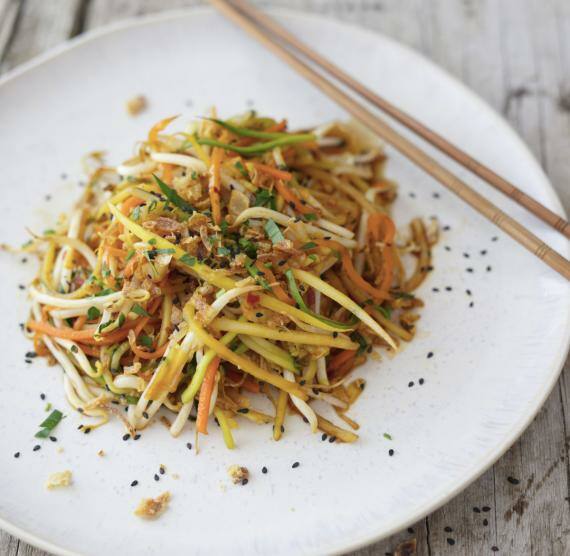 Gemüsenudeln auf einem hellen Teller