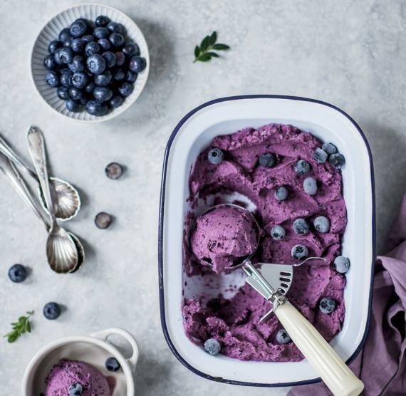 Heidelbeereis in Auflaufform mit Beeren