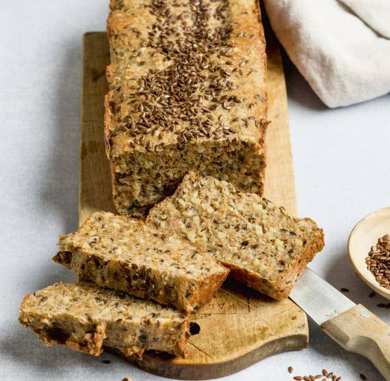 Brot mit Scheiben auf einem Brett mit Messer