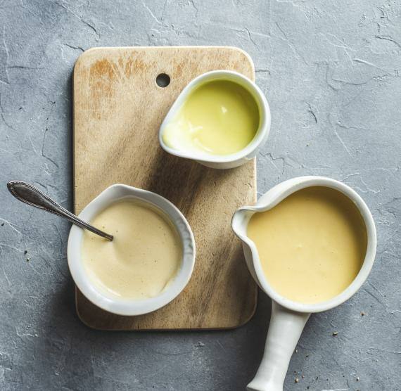 Sauce Hollondaise auf grünem Spargel