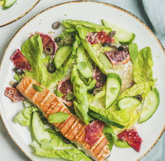 Zwei Teller mit Salat und Lachs mit Gabeln