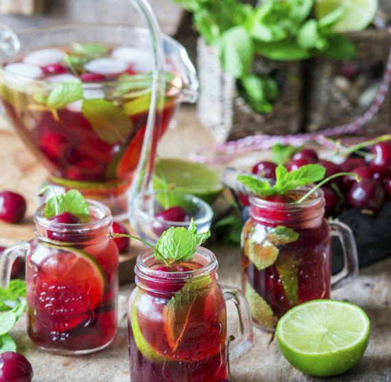 Eine Bowl mit 4 Gläsern mit kirschen