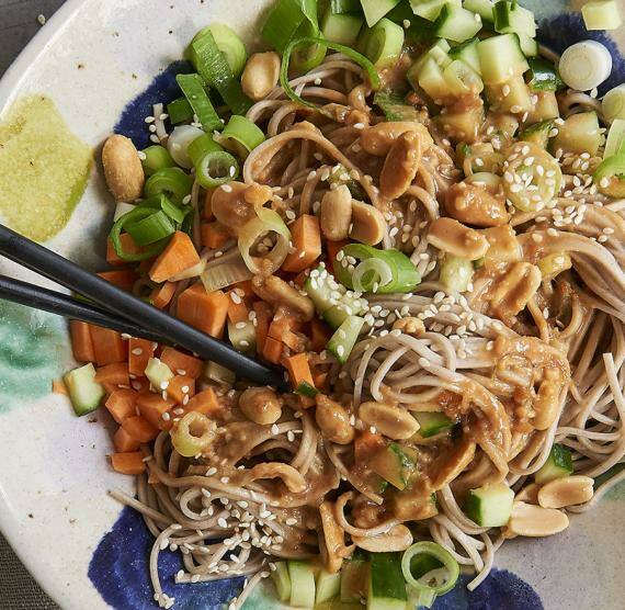 Bunte Schüssel mit Nudeln, Gemüse und Stäbchen