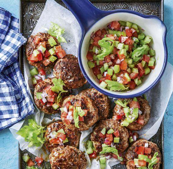 Frikadellen mit Salsa auf Tablett