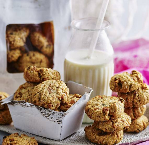 Kekse lose und in Verpackung Karaffe mit Milch